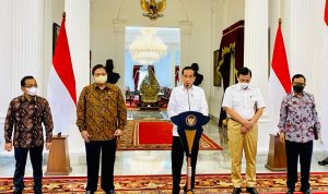 Presiden Joko Widodo bersama jajaran menteri memberikan keterangan pers tentantang vaksinisasi untuk anak di Istana Negara