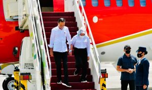 Presiden Joko Widodo beserta istri ketika turun dari pesawat kepresidenan
