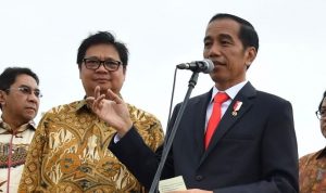 Presiden Joko Widodo didampingi Menko Airlangga Hartarto ketika memberikan informasi tentang pertumbuhan ekonomi.