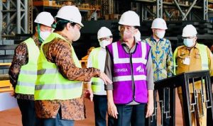 Presiden Joko Widodo tengah mendengarkan penjelasan dari Menko Airlangga Hartarto tentang rencana investasi industri Nikel di Morowali