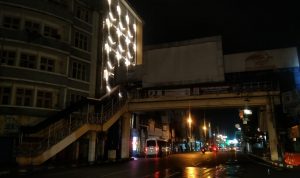 Proses Pembongkaran JPO di Kawasan Alun alun Kota Bandung Jalan Asia Afrika dilakukan tengah malam. (foto: Yuga Hassani/Jabarekspres)