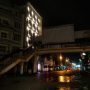 Proses Pembongkaran JPO di Kawasan Alun alun Kota Bandung Jalan Asia Afrika dilakukan tengah malam. (foto: Yuga Hassani/Jabarekspres)