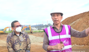 Presiden Jokowi (kanan) saat meninjau pabrik smelter nikel, Kabupaten Konawe, Sulawesi Tenggara, Senin (27/12). (ANTARA/Indra Arief)