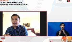 Tangkapan layar Komisioner Komnas Perempuan Veryanto Sitohang dalam diskusi publik IJRS bertajuk “Refleksi Penanganan dan Pencegahan Kekerasan Seksual” yang disiarkan langsung di kanal YouTube IJRS TV, dipantau dari Jakarta, Jumat (10/12/2021). ANTARA/Tri Meilani Ameliya.