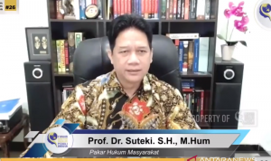Begini Perkiraan Pakar Soal Penanganan Terorisme pada 2022 Tangkapan layar-Guru Besar Fakultas Hukum Universitas Diponegoro Suteki saat menjadi pemateri dalam diskusi bertajuk “Refleksi dan Prediksi Keumatan: Peluang dan Tantangan Peradaban Islam” yang disiarkan langsung di kanal YouTube Forum Doktor Muslim Peduli Bangsa, dipantau dari Jakarta, Kamis (30/12/2021). ANTARA/Tri Meilani Ameliya