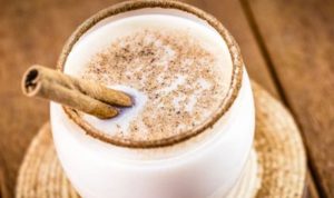 Minuman eggnog yang biasa disajikan saat perayaan Natal atau musim dingin (ANTARA/Shutterstock/RHJPhtoandilustration)