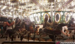Ludes Terjual, Kuota Tiket Dufan Night Jumat-Sabtu Pengunjung Taman Impian Jaya Ancol menaiki wahana Turangga-Rangga di Ancol, Pademangan, Jakarta Utara, Jumat (3/12/2021). ANTARA/Abdu Faisal