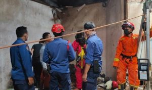 Petugas Sudin Gulkarmat Jakarta Timur melakukan evakuasi seorang pekerja tercebur ke tangki septik di Cakung, Jakarta, Minggu (12/12/2021). ANTARA/HO-Sudin Gulkarmat Jakarta Timur.