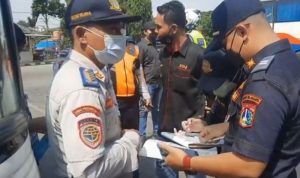 Petugas gabungan melakukan pemeriksaan kelaikan jalan terhadap bus di Terminal Kampung Rambutan, Jakarta, Kamis (23/12/2021). ANTARA/HO-Terminal Kampung Rambutan