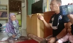 Sejumlah awak media tengah melakukan konfirmasi terkait Program BPNT daging ayam yang bau busuk