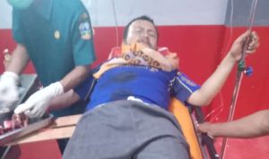 Sekdes Lewigoong ketika mendapat perawatan medis di RSUD dr Selamet Garut