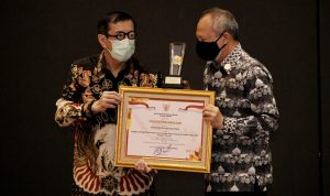 Sekretaris Daerah (Sekda) Provinsi Jabar Setiawan Wangsaatmaja menerima penghargaan sebagai JDIHN terbaik i dari KemenkumhamRI