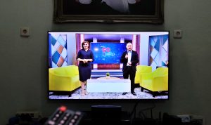 Ilustrasi: Warga menyaksikan siaran televisi digital . Dengan TV Digital, penduduk di kawasan 3T (Terdepan, Terluar, dan Tertinggal) tetap menikmati siaran gambar yang bersih, suara jernih, setara dengan ibu kota provinsi. Tim Komunikasi Publik dan Edukasi Migrasi TV Digital/Wienda Parwitasari