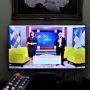 Ilustrasi: Warga menyaksikan siaran televisi digital . Dengan TV Digital, penduduk di kawasan 3T (Terdepan, Terluar, dan Tertinggal) tetap menikmati siaran gambar yang bersih, suara jernih, setara dengan ibu kota provinsi. Tim Komunikasi Publik dan Edukasi Migrasi TV Digital/Wienda Parwitasari