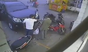 Tangkapan layar ketika seorang pria melakukan pemukulan di depan minimarket