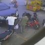 Tangkapan layar ketika seorang pria melakukan pemukulan di depan minimarket
