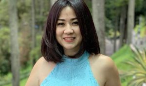Tante Ernie masih terlihat cantik dan seksi meski sudah memiliki status cucu dan mengdang status nenek