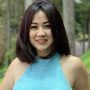 Tante Ernie masih terlihat cantik dan seksi meski sudah memiliki status cucu dan mengdang status nenek