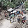 Tim evakusi gabungan BNPB terus melakukan evakuasi para korban erupsi gunung semeru