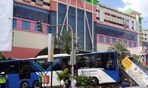 Kecelakaan bus Transjakarta kembali terjadi. Kali ini satu unit hus menabrak pos lalu lintas di simpang Pusat Grosir Cililitan, Jakarta Timur, pada Kamis (2/12). (Jawapos/Istimewa)