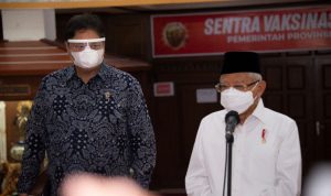 Wakil Presiden KH, Ma'ru Amin bersama Menko Bidang Perekonomian Airlangga Hartarto memberikan keterangan kepada media. mengenai inklusi keuangan untuk Pondok Pesantren