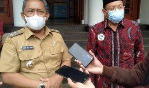 Wakil Wali Kota Bandung ketika memberikan komentarnya atas meninggalnya Mang Oded