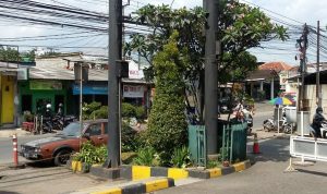Mobil yang terparkir lama berwarna cokelat di depan Mall Jatos, Jatinangor, merusak pandangan dan menghalangi arus kendaraan. (Istimewa)