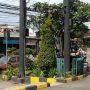 Mobil yang terparkir lama berwarna cokelat di depan Mall Jatos, Jatinangor, merusak pandangan dan menghalangi arus kendaraan. (Istimewa)
