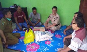 Camat Rancaekek, Baban Banjar (tengah) saat kunjungi keluarga korban pelecehan seksual.