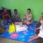 Camat Rancaekek, Baban Banjar (tengah) saat kunjungi keluarga korban pelecehan seksual.