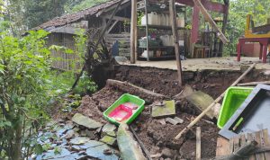 Bangunan kelompok belajar (Kober) Rosella roboh di Kampung Pangajaran RT 06 RW 07 Desa Tenjolaya Kecamatan Pasirjambu, Kabupaten Bandung.