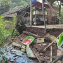 Bangunan kelompok belajar (Kober) Rosella roboh di Kampung Pangajaran RT 06 RW 07 Desa Tenjolaya Kecamatan Pasirjambu, Kabupaten Bandung.