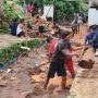 BENCANA: Warga Desa Ciherang saat gotong royong bersihkan material tanah akibat luapan air dan longsor.