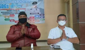 Kepala Desa Cikuya, Dadan Suganda (kiri) bersama Kepala Dusun 3, Deni Darmansyah (kanan) saat ditemui di Balai Desa. (Jabar Ekspres)