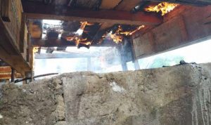 rumah terbakar