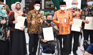 Penghargaan sebagai Kepala Daerah yang Memperhatikan Kebutuhan Penyandang Disabilitas diserahkan langsung Wakil Gubernur Jabar, Uu Ruzhanul Ulum kepada Bupati Bandung Dadang Supriatna pada Peringatan Hari Disabilitas Internasional (HDI) di Gedung Sate, Sabtu (4/12) kemarin.