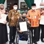 Penghargaan sebagai Kepala Daerah yang Memperhatikan Kebutuhan Penyandang Disabilitas diserahkan langsung Wakil Gubernur Jabar, Uu Ruzhanul Ulum kepada Bupati Bandung Dadang Supriatna pada Peringatan Hari Disabilitas Internasional (HDI) di Gedung Sate, Sabtu (4/12) kemarin.