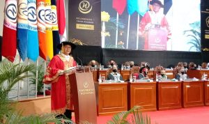 Rektor Universitas Widyatama, Prof Obsatar Sinaga memberikan sambutan saat wisuda gelombang I mahasiswa UTama, Sabtu (4/12).