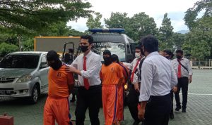 Para pelaku perampokan di Mybank Bukit Indah, Kabupaten Karawang. Senin (6/12). ( Sandi Nugraha/Jabar Ekspres)