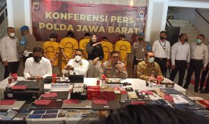 Polda Jabar Berhasil Bekuk 5 Pelaku Peretas Data Kartu Prakerja Konferensi pers penangkapan sindikat peretas data kartu prakeja. Senin (6/12). (Foto: Sandi Nugraha/Jabar Ekspres)