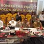 Konferensi pers penangkapan sindikat peretas data kartu prakeja. Senin (6/12). (Foto: Sandi Nugraha/Jabar Ekspres)