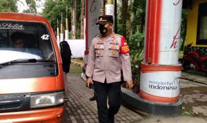 Kapolsek Ciwidey, AKP Hadi Mulyana saat mengecek protokol kesehatan wisatawan di tempat wisata. (Jabar Ekspres)