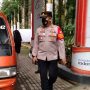 Kapolsek Ciwidey, AKP Hadi Mulyana saat mengecek protokol kesehatan wisatawan di tempat wisata. (Jabar Ekspres)