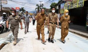 dalam proses dan progres perbaikan jalan, Hengky Kurniawan meninjau proyek pembangunan ruas jalan yang ada di wilayah Desa Tanimulya
