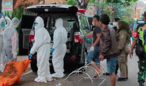 Jasad pria saat dibawa petugas di Kampung Warung Lahang, Desa Nagrog, Kecamatan Cicalengka, Kabupaten Bandung yang ditemukan tak bernyawa di kediamannya