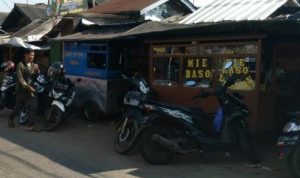 Lingkungan Pasar Parakanmuncang, Kecamatan Cimanggung, Kabupaten Sumedang kerap timbulkan sampah hingga menggunung serta keluarkan aroma busuk. (Jabar Ekspres)