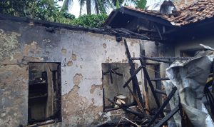 Si Jago Merah melalap rumah warga di Desa Mekar Mukti, Kecamatan Cihampelas, Kabupaten Bandung Barat pada Hari Rabu 8 Desember 2021