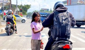 Salah seorang PMKS sedang mengemis di perempatan jalan Kota Bandung. (Foto: Sandi Nugraha/Jabar Ekspres).