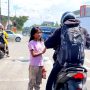 Salah seorang PMKS sedang mengemis di perempatan jalan Kota Bandung. (Foto: Sandi Nugraha/Jabar Ekspres).
