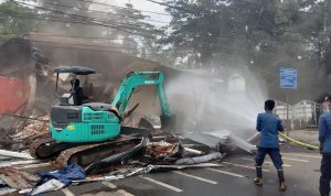 Deretan bangunan liar di pusat Kota Cimahi dibongkar, Jumat (10/12). (Intan Aida/Jabar Ekspres)
